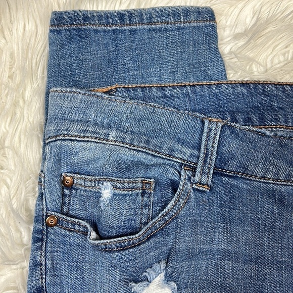 Forever 21 Plus Ripped/Destroyed Medium Wash Stretchy Denim Jeans - Picture 5 of 7